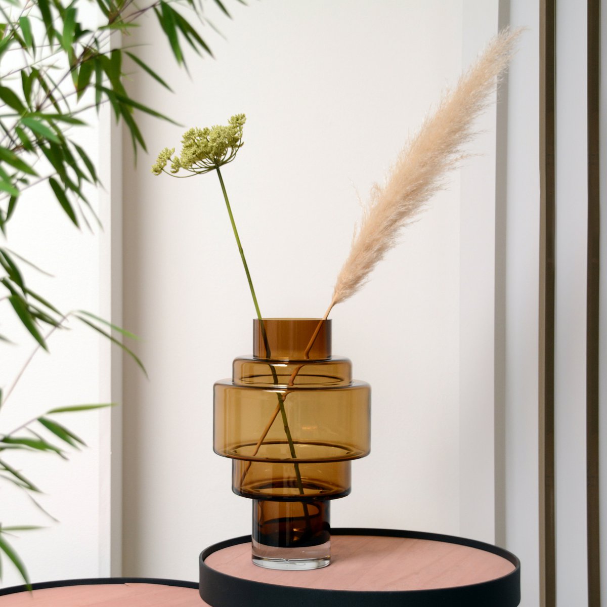Kasai Mondgeblazen Vaas – Cognac Elegantie met Stoer Karakter